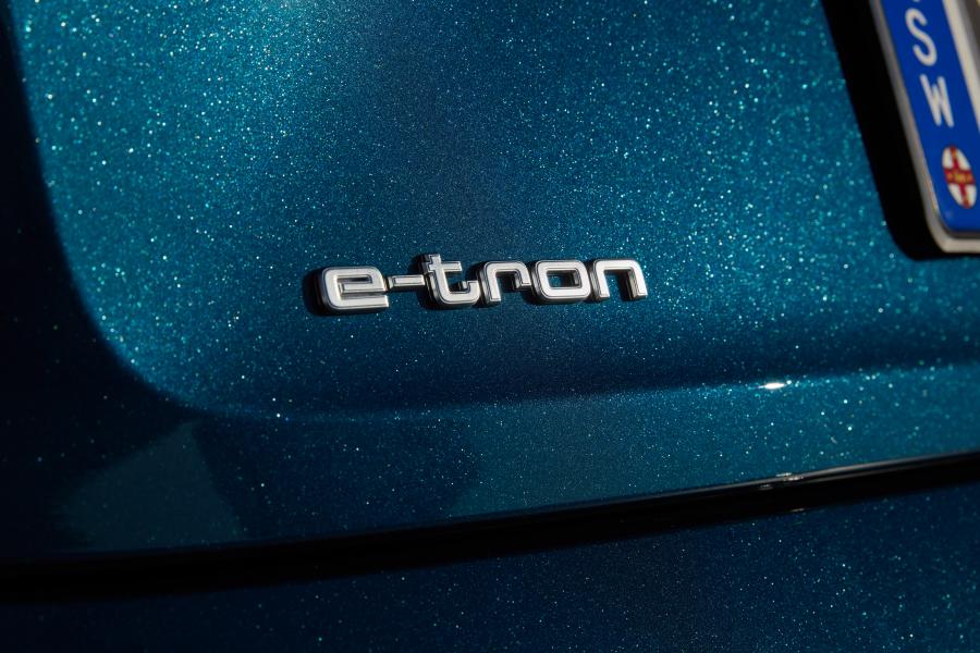 Логотип Audi e-tron 55 Quattro 2020 года  (AU) (фото 11 из 13)